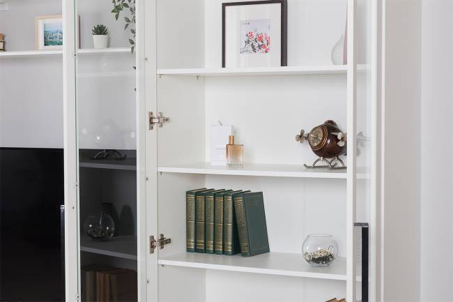 Тумба-комод и шкаф с тремя стеклянными дверками в гостиную Валенсия цвет белый шагрень Тумба-комод и шкаф с тремя стеклянными дверками в гостиную Валенсия цвет белый шагрень