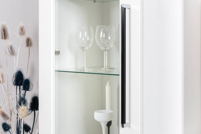 Два комода для аппаратуры с полками и пенал со стеклом Валенсия цвет белый шагрень