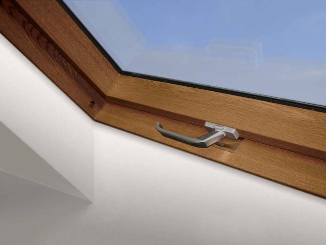 Ламинированное пластиковое мансардное окно PTP-V /GO U3 "Золотой дуб" Ламинированное пластиковое мансардное окно PTP-V /GO U3 "Золотой дуб"