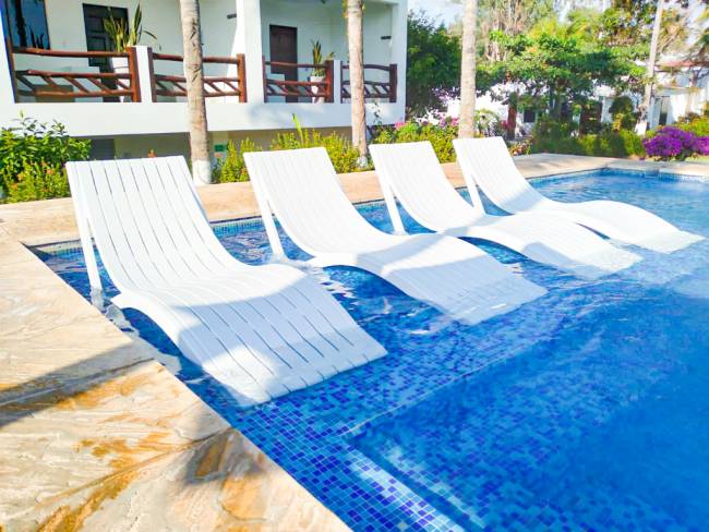 Шезлонг-лежак пластиковый Slim белый 1800х720х700 мм Шезлонг-лежак пластиковый Slim белый 1800х720х700 мм